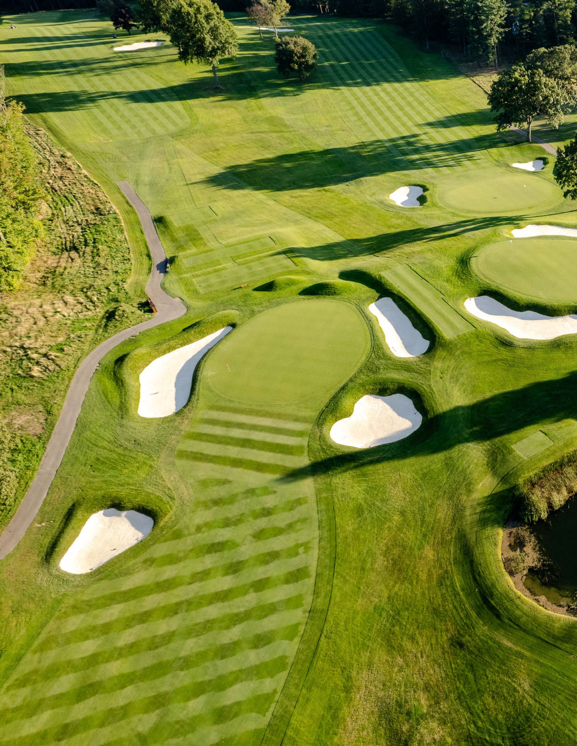 Kahkwa green framed by bunkers